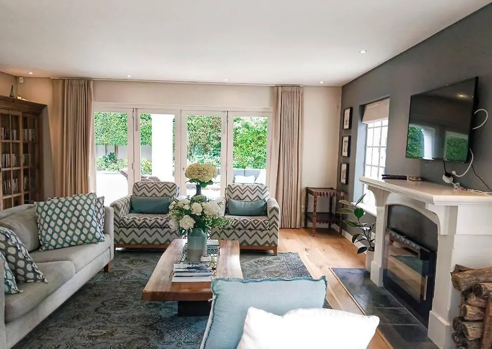 別荘 Exquisite Family Home, Immaculate Condition ケープタウン