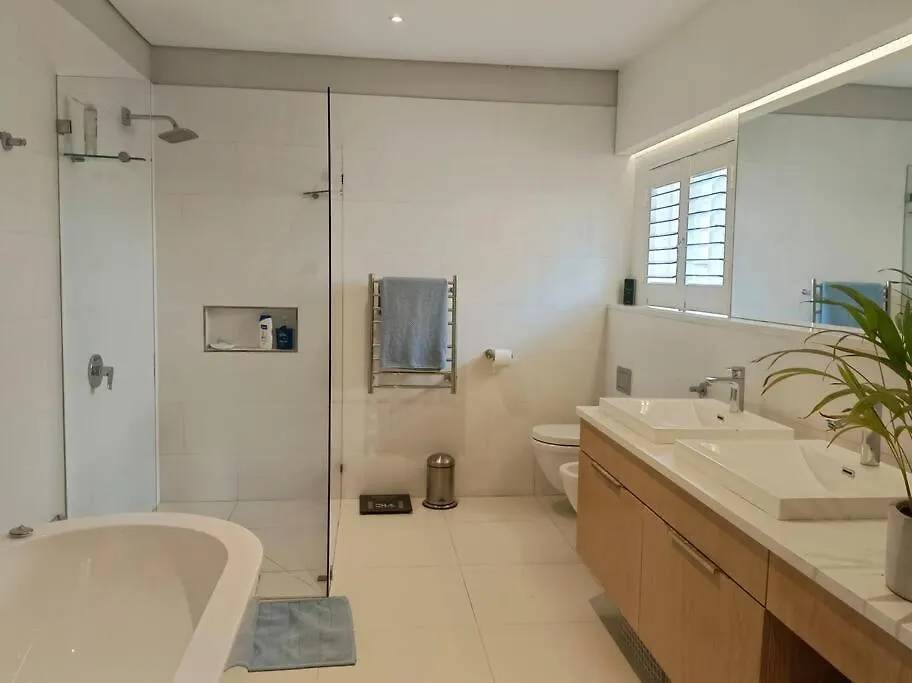 別荘 Exquisite Family Home, Immaculate Condition ケープタウン